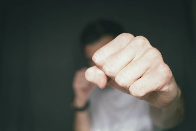 Ilustrasi Variasi Gerak Dasar Nonlokomotor pada Pencak Silat. Sumber foto: Unsplash/Dan Burton