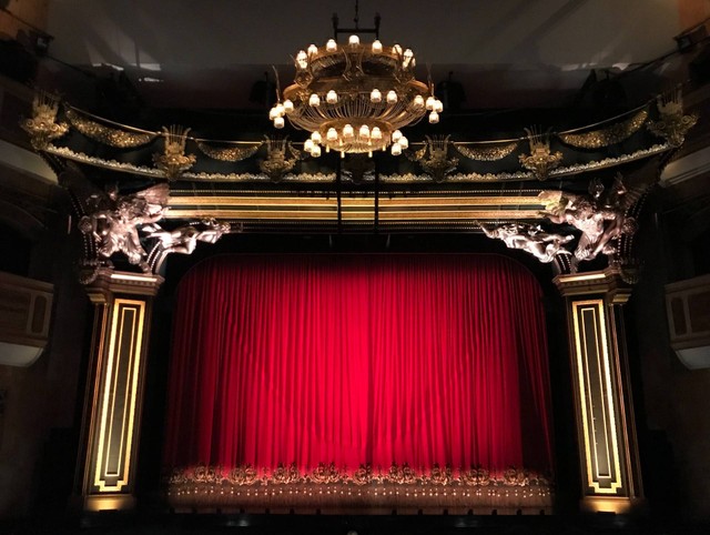 Gedung teater Jakarta. Foto hanya ilustrasi. Sumber: Unsplash/gwen king