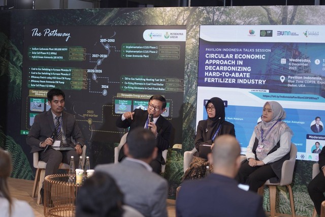 Direktur Utama Petrokimia Gresik Dwi Satriyo Annurogo menjadi pembicara dalam acara "Pavilion Indonesia Talks Session" COP28 di Dubai, Uni Emirat Arab (UEA), Rabu (6/12/2023). Foto: Dok. Petrokimia Gresik