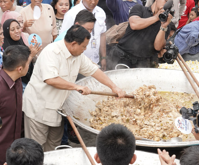 Capres nomor urut 2 Prabowo Subianto dalam acara 'Masak Besar: Bobon Santoso dan Kopra (Konco Prabowo)' di Cilincing, Jakarta Utara, Jumat (8/12). Foto: Dok. Istimewa