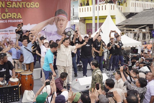 Capres nomor urut 2 Prabowo Subianto berjoget ria bersama warga dalam acara Masak Besar Youtuber Chef Bobon Santoso bersama Relawan Kopra (Konco Prabowo) di Cilincing, Jakarta Utara, Jumat (8/12/2023). Foto: Dok. Istimewa
