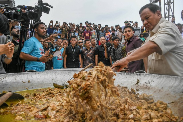 Calon presiden nomor urut 2 Prabowo Subianto (kanan) memasak opor ayam saat acara Masak Besar bersama youtuber chef Bobon Santoso dan Relawan Konco Prabowo (Kopra) di Cilincing, Jakarta Utara, Jakarta, Jumat, (8/12/2023). Foto: Galih Pradipta/ANTARA FOTO
