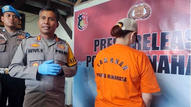 Perempuan JT, tersangka penikaman seorang staf dosen di Unima hingga tewas, dihadirkan Polres Minahasa saat jumpa pers.