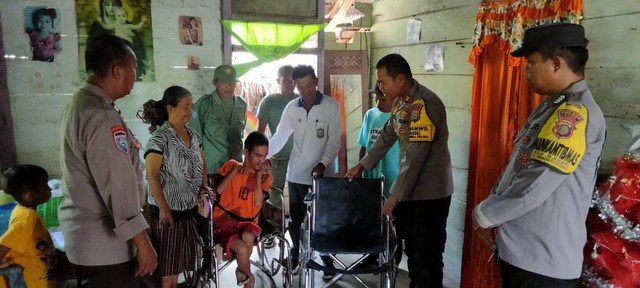 Foto : Kapolsek berikan bantuan kursi roda ke warga penyandang disbilitas