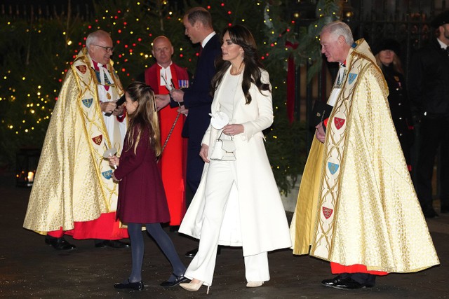 Putri Wales, Kate Middleton, dan Pangeran William berangkat bersama Putri Charlotte menghadiri kebaktian lagu Together At Christmas di Westminster Abbey di London, Jumat, 8 Desember 2023. Foto: AP/Kirsty Wigglesworth