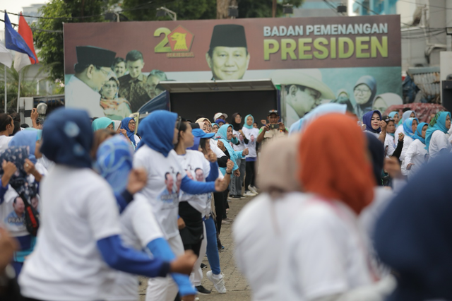 TKN Prabowo-Gibran gelar Sabtu Biru Langit Ceria yang diikuti emak-emak relawan di Sekretariat Bersama Relawan Prabowo-Gibran, Jakarta Barat, Sabtu (9/12/2023). Foto: DOk. Istimewa