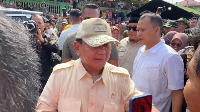 Prabowo menyambangi posko bencana erupsi Gunung Marapi, di Kabupaten Padang Pariaman, Sumatera Barat (Sumbar), Sabtu (9/12). Foto: Dok. Istimewa