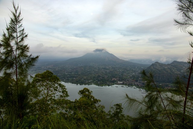 Danau terbesar di Bali, foto hanya ilustrasi: Unsplash/Robin Canfield