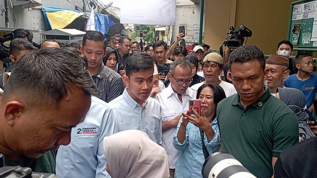 Cawapres Koalisi Indonesia Maju, Gibran Rakabuming Raka menyapa masyarakat dan bagi-bagi buku tulis di Cempaka Putih Barat, Jakarta Pusat, Sabtu (9/12). Foto: Fadlan Nuril Fahmi/kumparan