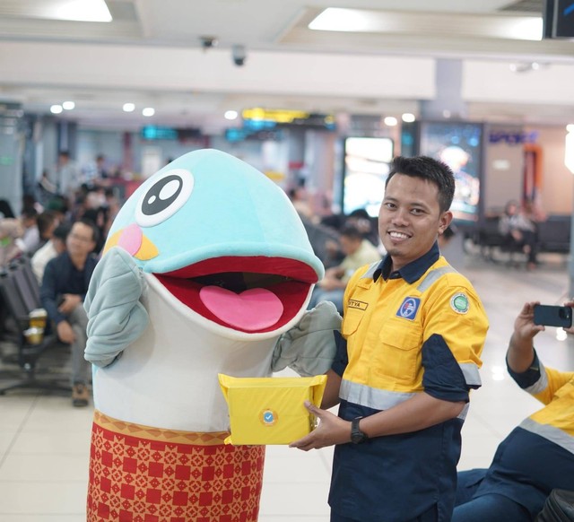 Maskot baru Pempek Candy saat diperkenalkan ke penumpang bandara SMB II Palembang, Foto : Istimewa