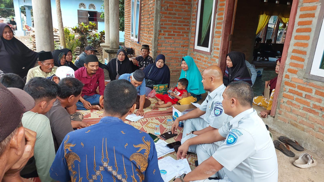 Jasa Raharja mengunjungi keluarga korban kecelakaan truk tronton dan minibus Jalan Lintas Barat Sumatera Bengkulu-Sumbar Mukomuko, Bengkulu. Foto: Jasa Raharja