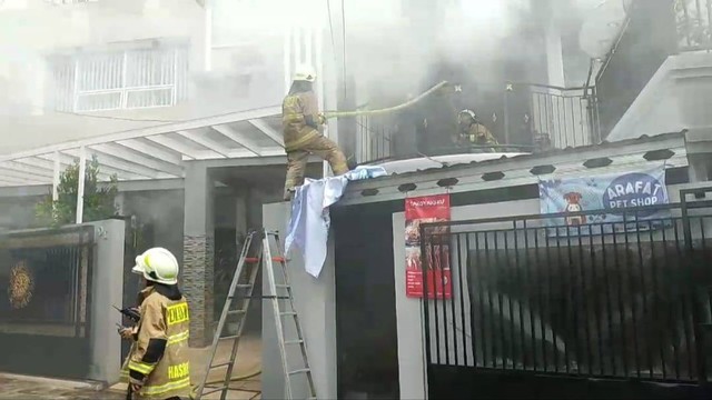 Petugas pemadam kebakaran berusaha memadamkan api yang membakar rumah 2 lantai di Kebon Pala Jaktim mengalami pada Sabtu (9/12) pagi. Foto: Dok. Sudin Gulkarmat Jaktim