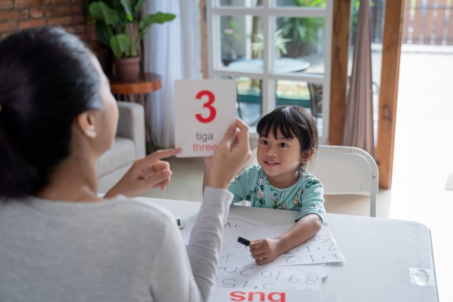 Ilustrasi anak bermain flash card. Foto: Odua Images/Shutterstock