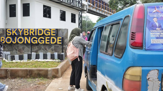 Warga menggunakan Jembatan Penyeberangan Layang yang menghubungkan Stasiun Kereta Rel Listrik (KRL) Bojonggede dengan Terminal Tipe C di Kabupaten Bogor, Sabtu (9/12). Foto: Dok: Kemenhub