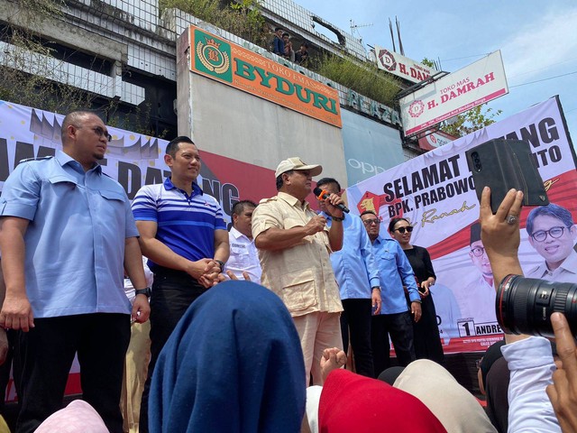 Capres nomor urut 2 Prabowo Subianto berkampanye di Pasar Raya Kota Padang, Sumatera Barat, Sabtu (9/12/2023). Foto: Dok. Istimewa