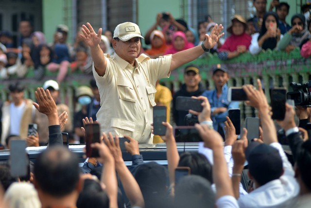 Menteri Pertahanan (Menhan) sekaligus Capres nomor urut 2, Prabowo Subianto, menyapa warga saat tiba di posko bencana erupsi Gunung Marapi, di Nagari Batu Palano, Agam, Sumatera Barat, Sabtu (9/12/2023). Foto: Iggoy el Fitra/ANTARA FOTO