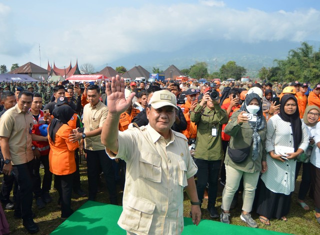 Menteri Pertahanan (Menhan) sekaligus Capres nomor urut 2, Prabowo Subianto, menyapa warga saat tiba di posko bencana erupsi Gunung Marapi, di Nagari Batu Palano, Agam, Sumatera Barat, Sabtu (9/12/2023). Foto: Iggoy el Fitra/ANTARA FOTO