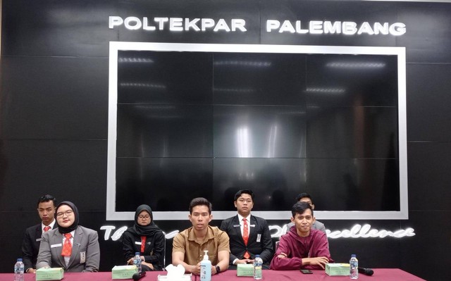 IKA bersama Senat Mahasiswa dan Himpunan Mahasiswa Poltekpar Palembang saat menolak tudingan berbagai pihak soal kegiatan Function sebagai acara dugem, Foto : Abdul Toriq/Urban Id