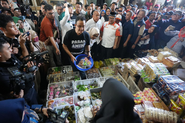 Capres nomor urut 1 Anies Baswedan mengunjungi Pasar Kepuh, Kabupaten Kuningan, Sabtu (9/12). Foto: Dok. Istimewa
