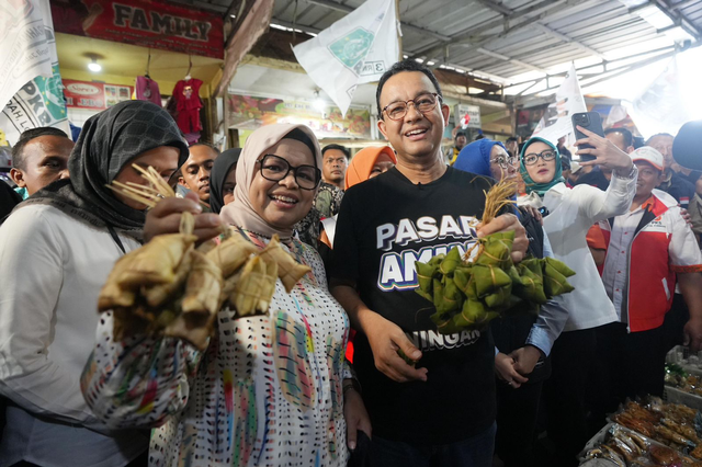Capres nomor urut 1 Anies Baswedan bersama istrinya mengunjungi Pasar Kepuh, Kabupaten Kuningan, Sabtu (9/12). Foto: Dok. Istimewa