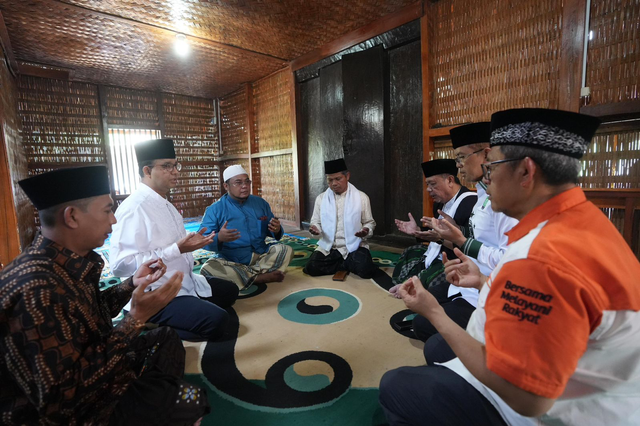 Capres nomor urut 1 Anies Baswedan berziarah ke petilasan Eyang Hasan Maolani di Kuningan, Jawa Barat, Sabtu (9/12/2023). Foto: Dok. Istimewa