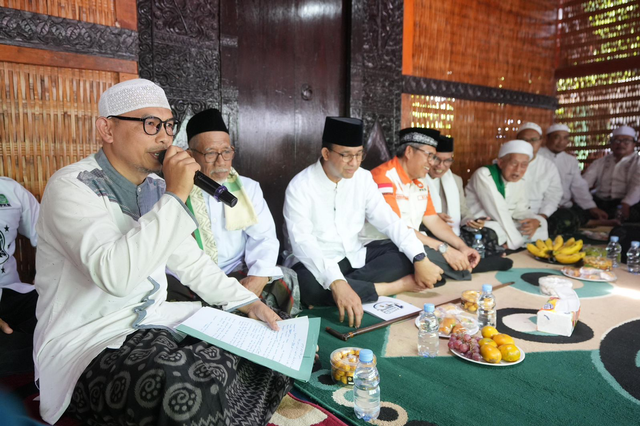 Capres nomor urut 1, Anies Baswedan dalam Napak Tilas Eyang Hasan Maolani di Jalan Raya Garawang Nomor 01, Lengkong, Kecamatan Garawangi, Kabupaten Kuningan, Sabtu (9/12). Foto: Dok. Istimewa