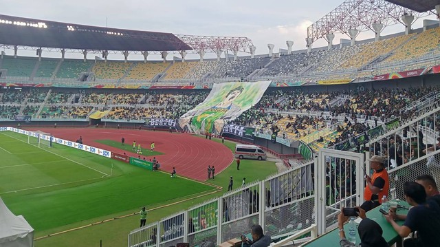 Dukungan Bonek unutuk Persebaya saat laga lawan Persija di stadion GBT, Sabtu (9/12) sore. Foto: Masruroh/Basra