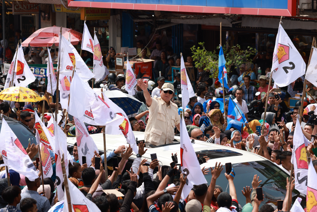 Capres nomor urut 2, Prabowo Subianto menyapa warga dan pedagang di di Pasar Raya Padang, Sabtu (9/12). Foto: Dok. Istimewa