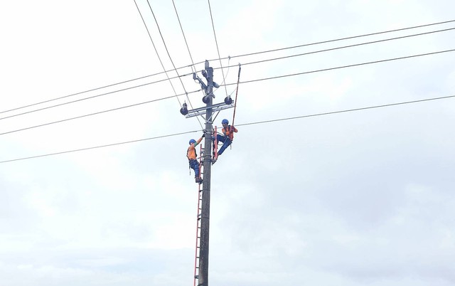 Petugas PLN sedang memperbaiki jaringan listrik yang bermasalah. Foto: istimewa