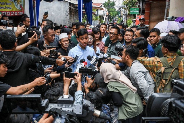 Calon wakil presiden nomor urut 2 Gibran Rakabuming Raka menyapa warga saat melakukan blusukan di Kawasan Cempaka Putih, Jakarta, Sabtu (9/12/2023). Foto: Galih Pradipta/ANTARA FOTO