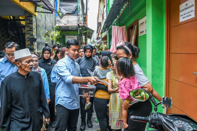 Calon wakil presiden nomor urut 2 Gibran Rakabuming Raka menyapa warga saat melakukan blusukan di Kawasan Cempaka Putih, Jakarta, Sabtu (9/12/2023). Foto: Galih Pradipta/ANTARA FOTO