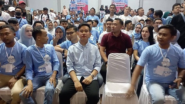 Cawapres Koalisi Indonesia Maju, Gibran Rakabuming Raka, menghadiri acara Satnite with Pandugi di GOR Panatayudha, Karawang, Jawa Barat, Sabtu (9/12/2023). Foto: Fadlan Nuril Fahmi/kumparan