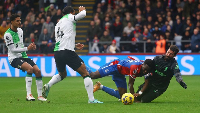 Pemain Liverpool Virgil van Dijk melakukan pelanggaran terhadap pemain Crystal Palace Odsonne Edouard di Selhurst Park, London, Inggris, Sabtu (9/12/2023). Foto: Hannah McKay/REUTERS