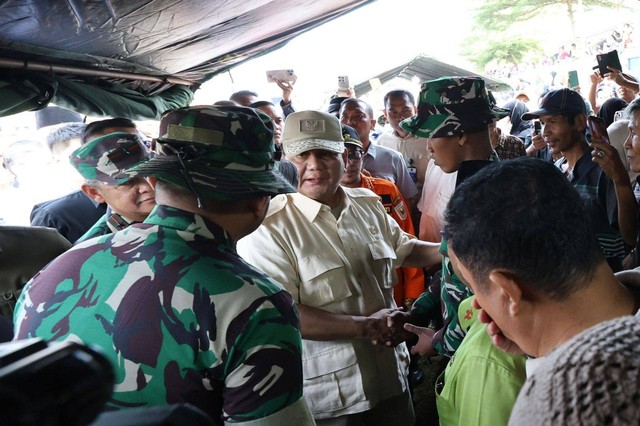 Prabowo Ucapkan Terima Kasih pada Prajurit yang Gendong Pendaki saat Erupsi Gunung Marapi Foto: Dok. Istimewa