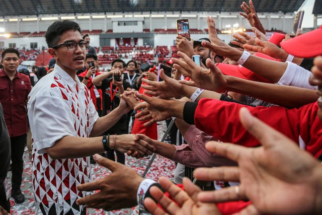Ketua Partai Solidaritas Indonesia (PSI) Kaesang Pangarep (kiri) bersalaman dengan simpatisan usai mengikuti puncak perayaan HUT ke-9 PSI di Stadion Jatidiri, Semarang, Jawa Tengah, Sabtu (9/12/2023). Foto: Makna Zaezar/ANTARA FOTO