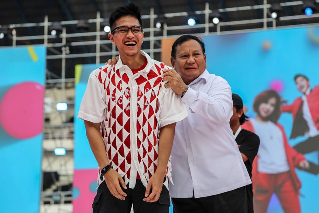 Ketum PSI Kaesang Pangarep (kiri) bergurau dengan Ketum Partai Gerindra yang juga calon presiden nomor urut 2 Prabowo Subianto (kanan) pada puncak perayaan HUT ke-9 PSI di Stadion Jatidiri, Semarang, Jawa Tengah, Sabtu (9/12/2023). Foto: Makna Zaezar/ANTARA FOTO