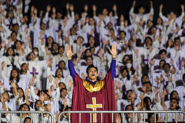 Sejumlah choir bernyanyi pada perayaan Natal Gereja Tiberias Indonesia di Stadion Utama Gelora Bung Karno, Senayan, Jakarta, Sabtu (9/12/2023). Foto: Hafidz Mubarak A/ANTARA FOTO