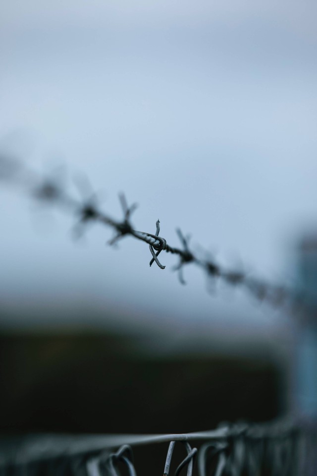 Sumber gambar: https://unsplash.com/photos/water-droplets-on-gray-wire-lZN68UDmJGs