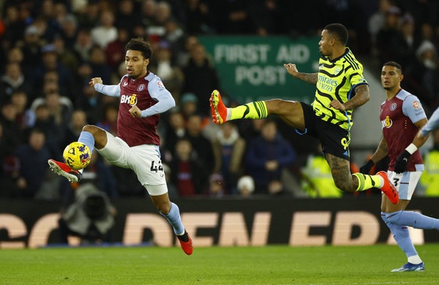 Pertandingan Liga Inggris 2023/24 antara Aston Villa vs Arsenal, Minggu (10/12) dini hari WIB. Foto: Reuters/John Sibley