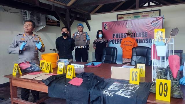 Polisi menunjukkan alat bukti dalam kasus penikaman seorang staf dosen Unima di Minahasa yang dilakukan oleh pacarnya sendiri.