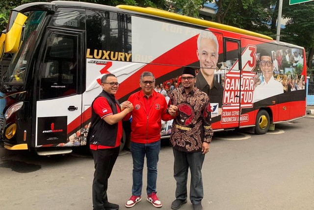 Sekjen PDI Perjuangan Hasto Kristiyanto (tengah) bersama Menpan/RB sekaligus kader PDIP Abdullah Azwar Anas (kiri) dan caleg PDIP Zainal Arifin memulai rangkaian kampanye Pemilu 2024 dari DPP PDIP, Jakarta menuju Provinsi Banten, Minggu (10/12/2023). Foto: Luthfi Humam/kumparan