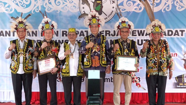 Pemberian Gelar Kehormatan Masyarakat adat Dayak oleh MADN (Masyarakat Adat Dayak Nasional) kepada Owner PT KHE Tjandra Limanjaya. Foto: Faiz Zulfikar/kumparan