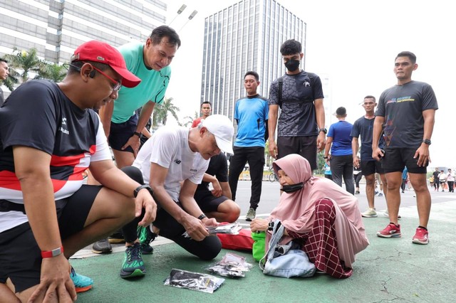 Capres nomor urut 3 Ganjar Pranowo borong dagangan Siti saat car free day (CFD Jakarta, Minggu (10/12/2023).  Foto: Dok. Istimewa