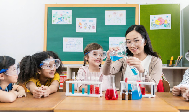 Ilustrasi anak melakukan eksperimen sains. Foto: Shutterstock