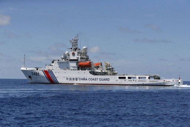 Sebuah kapal Penjaga Pantai China terlihat di Second Thomas Shoal yang disengketakan, bagian dari Kepulauan Spratly, di Laut Cina Selatan. Foto: Erik De Castro/REUTERS