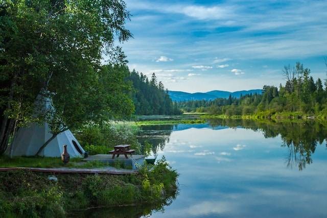 Ilustrasi tempat glamping di Ciwidey. Sumber: Unsplash/Tim Peterson