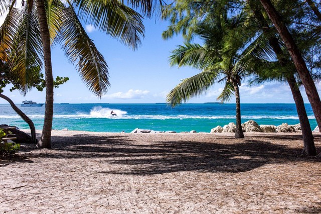 Ilustrasi Villa Anyer Pinggir Pantai. Foto: Unsplash/Anders Wideskott