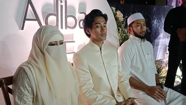 Umi Pipik, Abidzar Al Ghifari, dan Alfie Alfandy, dalam pernikahan Adiba Khanza dan Egy Maulana Vikri, Half Patiunus, Jakarta Selatan, Minggu (10/12/2023). Foto: Giovanni/kumparan