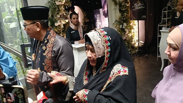 Umi Tatu dalam pernikahan Adiba Khanza dan Egy Maulana Vikri, Half Patiunus, Jakarta Selatan, Minggu (10/12/2023). Foto: Giovanni/kumparan