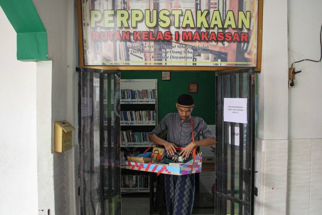 Mengantar Buku - Petugas Asongan Buku Blok (A'Bulo) yang merupakan warga binaan berjalan keluar dari perpustakaan di Rutan Kelas I Makassar di Makassar, Sulawesi Selatan. Foto: Arnas Padda/Antara Foto